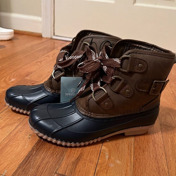 MAGELLAN WATERPROOF SHELL PROTECTION (never worn) - Picture 2 of 4